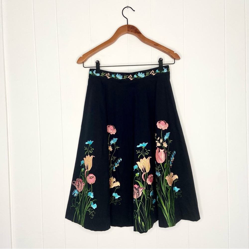 Elevenses Vintage Anthropologie Black
Embroidered Floral Midi skirt
Flare Size 2